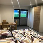 Auf Dem Bauernhof In Hof Kleeberg Ii شقة *